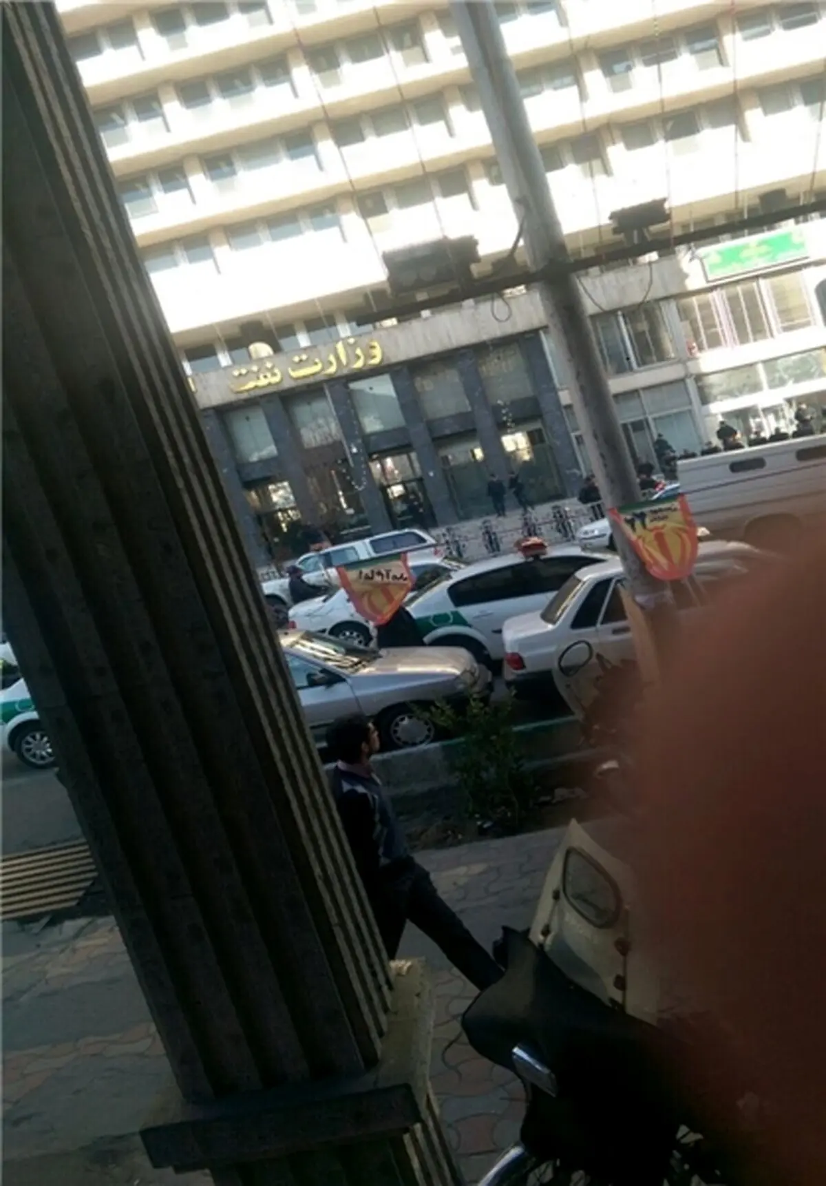 تجمع دانشجویان مقابل وزرات نفت/ عکس