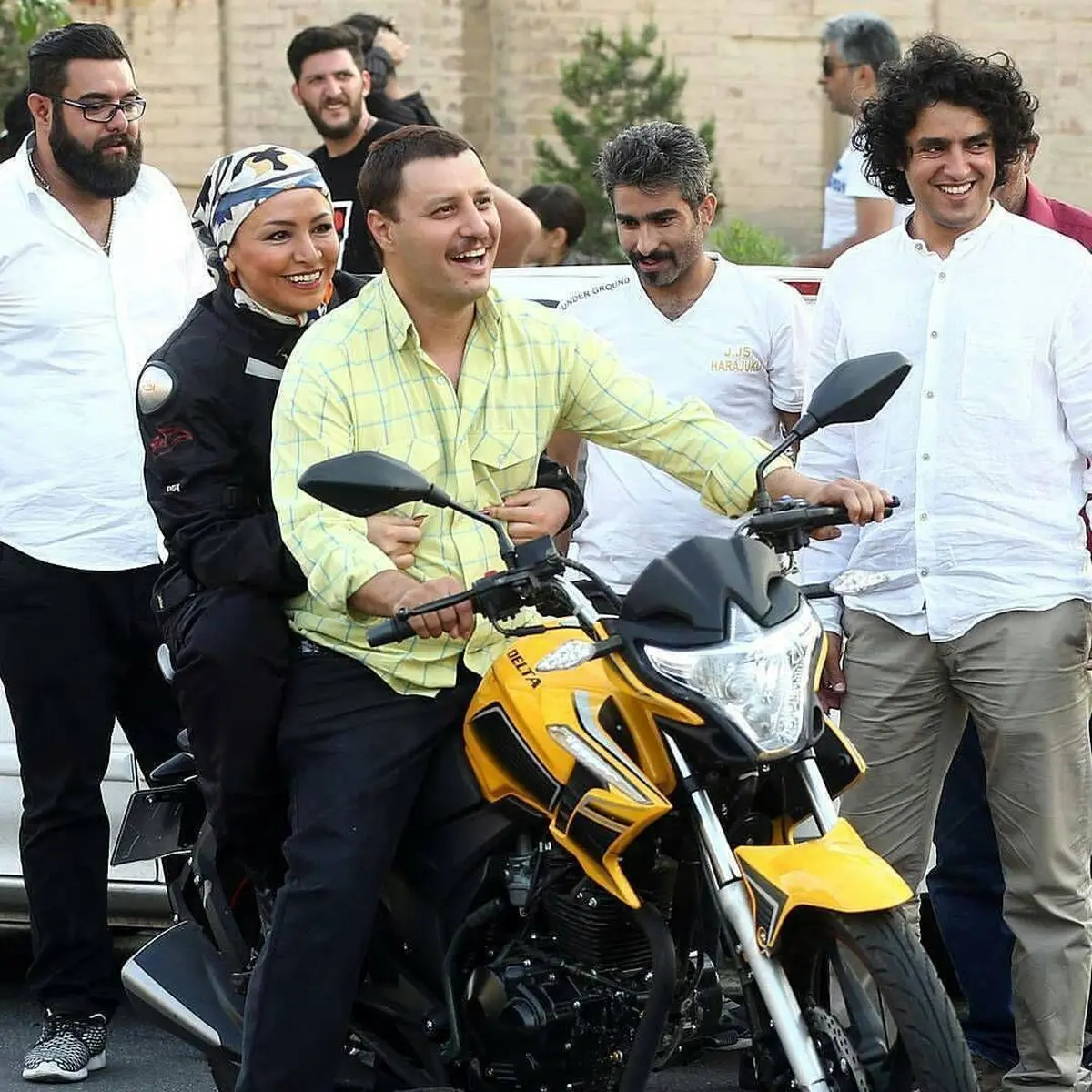 جواد عزتی و همسرش مهلقا باقری در حال موتورسواری با لباس مخصوص/عکس