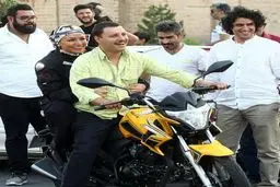 جواد عزتی و همسرش مهلقا باقری در حال موتورسواری با لباس مخصوص/عکس