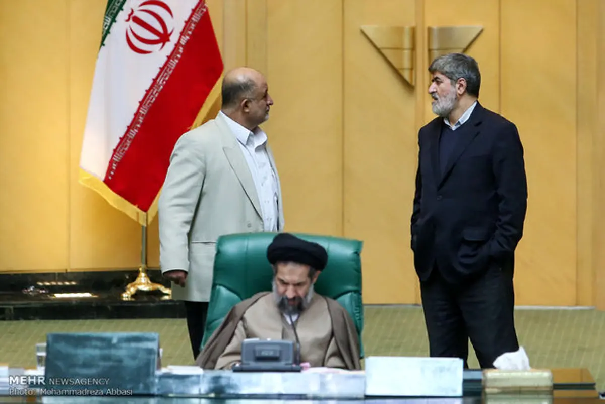 ژست جالب قاضی زاده در مقابل مطهری/عکس