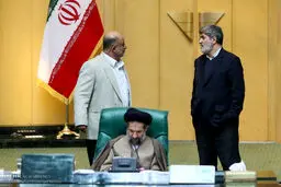 ژست جالب قاضی زاده در مقابل مطهری/عکس
