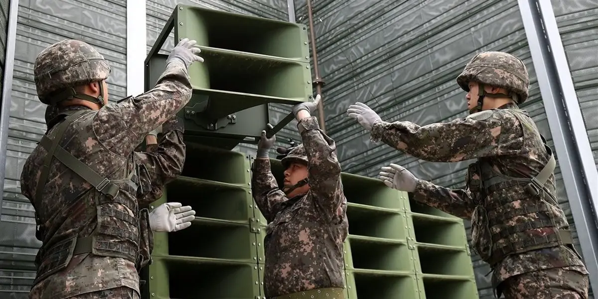 تصاویری از جمع‌آوری بلندگوهای تبلیغاتی از مرز دو کره