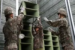 تصاویری از جمع‌آوری بلندگوهای تبلیغاتی از مرز دو کره