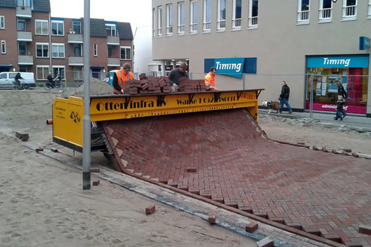 خیابان‌های هلند را چطور آجرفرش می‌کنند؟ / عکس