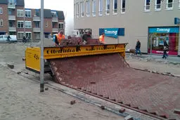 خیابان‌های هلند را چطور آجرفرش می‌کنند؟ / عکس