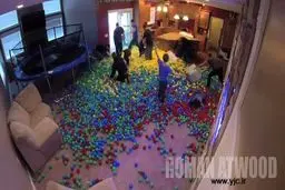 خانه ای که تبدیل به استخر توپ شد +عکس