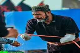 تصویری خاص از یک خادم عراقی زوار حضرت سیدالشهدا در اربعین