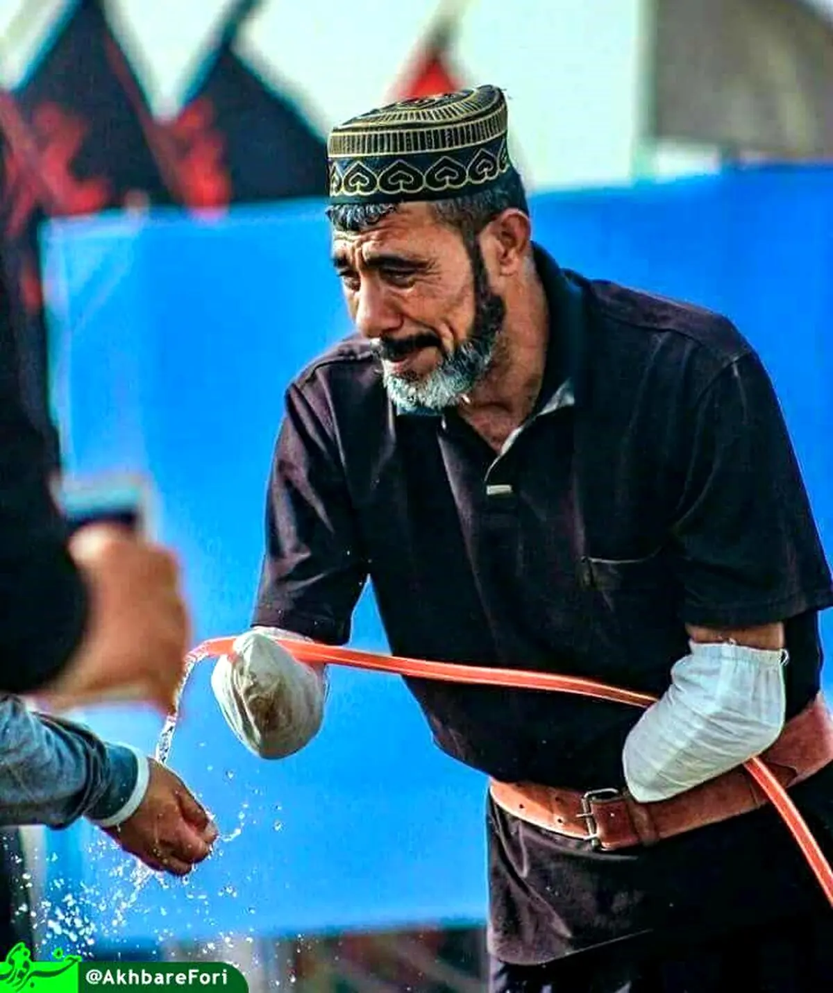 تصویری خاص از یک خادم عراقی زوار حضرت سیدالشهدا در اربعین
