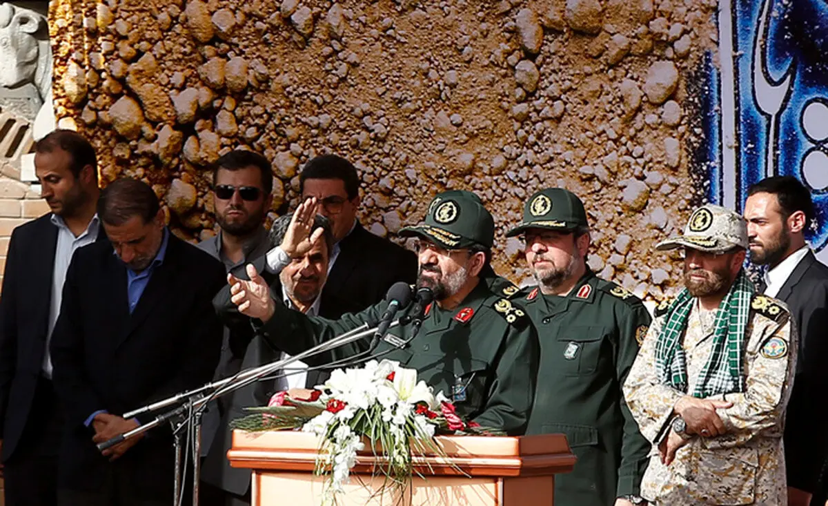 سخنرانی محسن رضایی با لباس سپاه در مراسم تشییع پیکر شهدای غواص در کنار احمدی نژاد/ عکس
