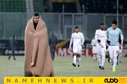 بازیکن پتو پیچ وسط زمین فوتبال/ عکس