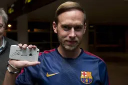 امضای مسی روی گوشی موبایل (عکس)