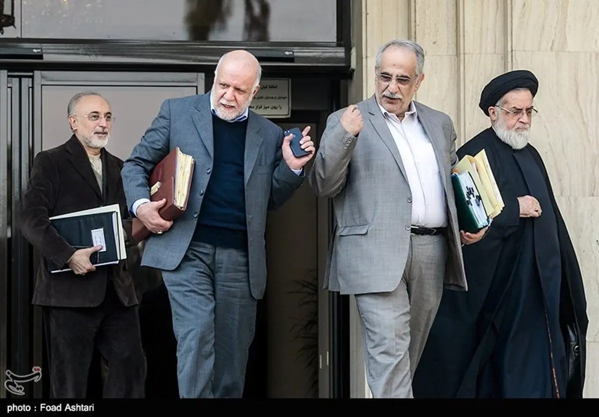 تصاویری از حواشی حضور وزرا در حیاط و جلسه هیات دولت