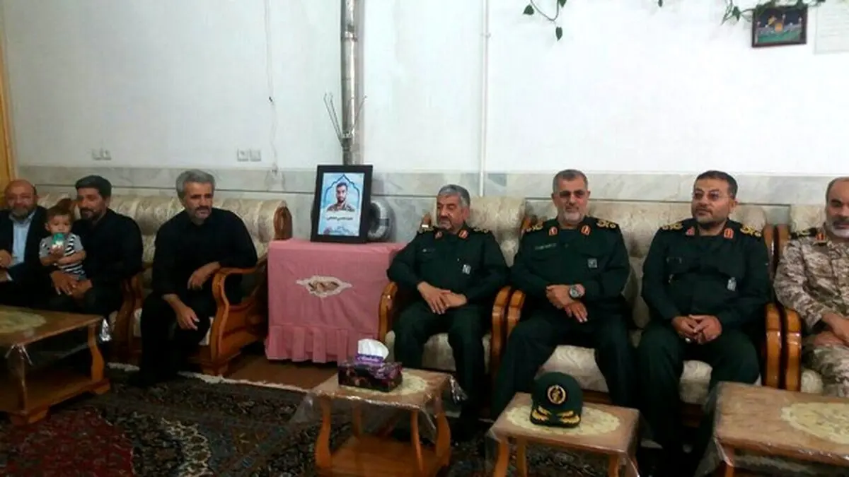 فرمانده کل سپاه پاسداران در منزل پدری شهید حججی/عکس