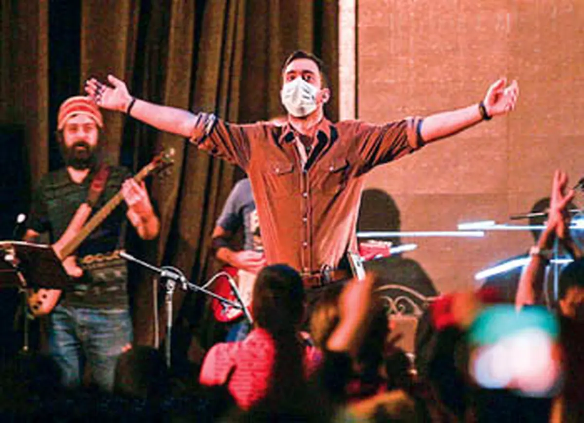 واکنش خواننده پاپ به توفان خاک در زادگاهش/عکس