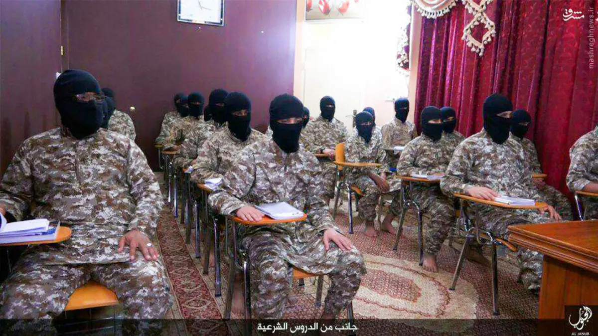 لباس داعشی‌ها در کلاس عقیدتی!/ عکس