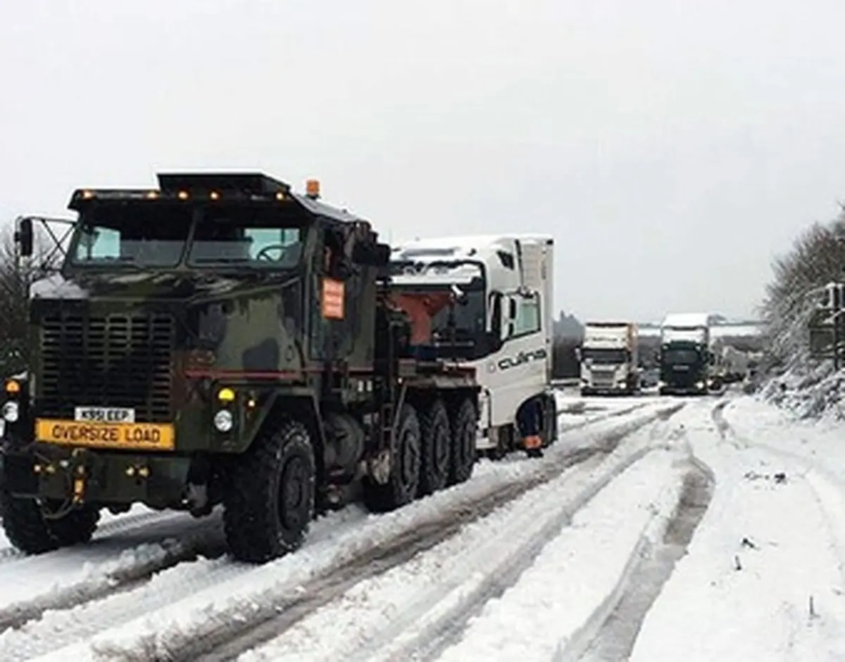 تصاویری از بارش برف در انگلیس و ‎دردسر مسافران کریسمس