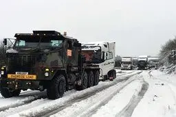 تصاویری از بارش برف در انگلیس و ‎دردسر مسافران کریسمس