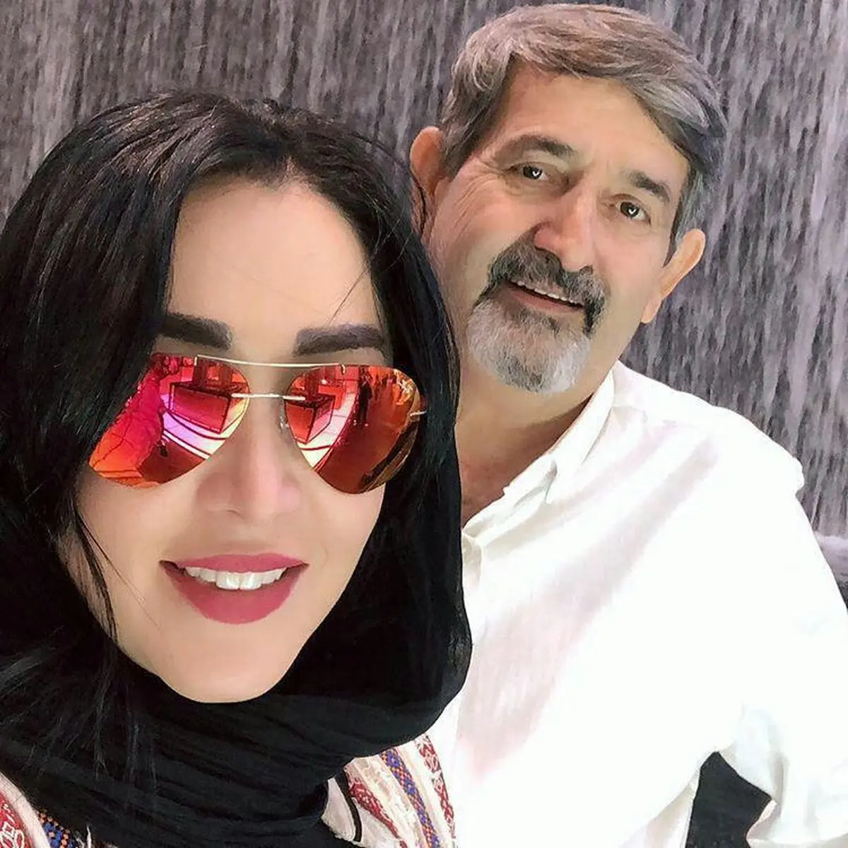 تصویری از سارا منجزی و پدرش