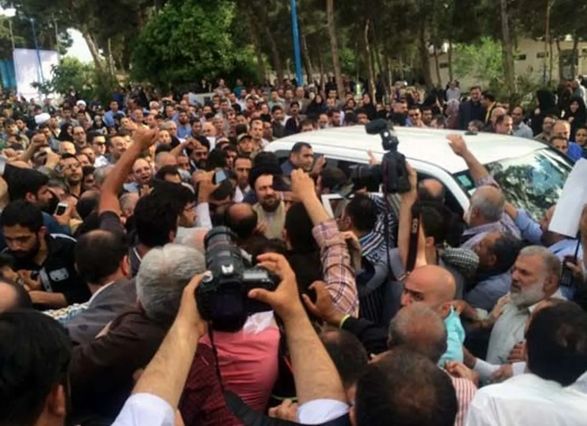 استقبال شدید از آیت الله سیدحسن خمینی در گرگان / استقبال مردم مانع حرکت اتومبیل «سیدحسن» شد +تصاویر