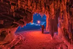 انعکاس زیبای نور در یخ رودهای قطبی/تصاویر
