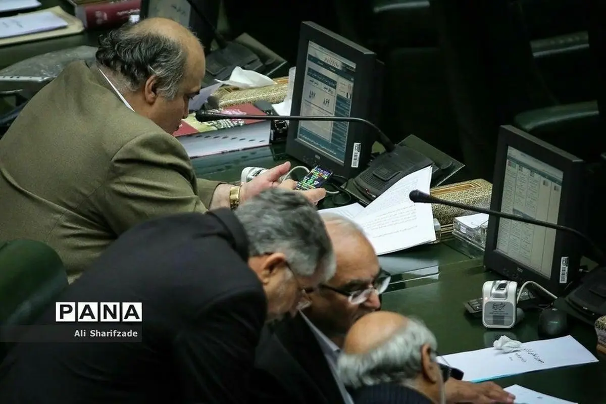 نماینده‌ای که تصویر بازی او در صحن مجلس منتشر شد: مگر جنایت کرده ام؟ + عکس
