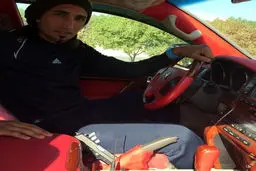 ستاره استقلال در خیابان اسلحه حمل می‌کند! + عکس