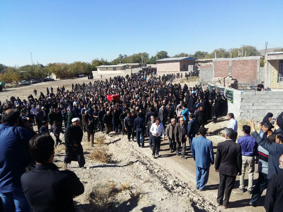 تصویری از تشییع پیکر پدر سردار سلیمانی در قنات کرمان
