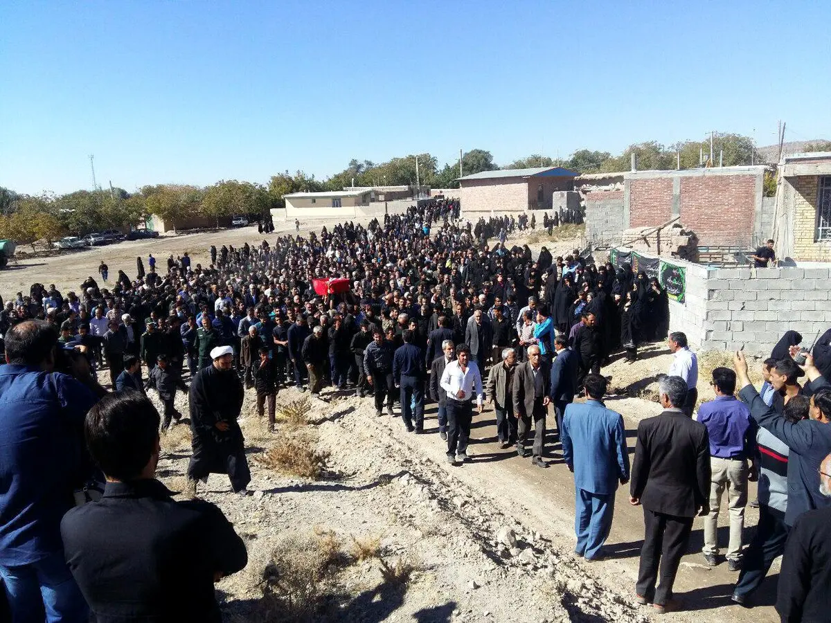 تصویری از تشییع پیکر پدر سردار سلیمانی در قنات کرمان