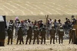 فرار هزاران سوری به خاک ترکیه /تصاویر