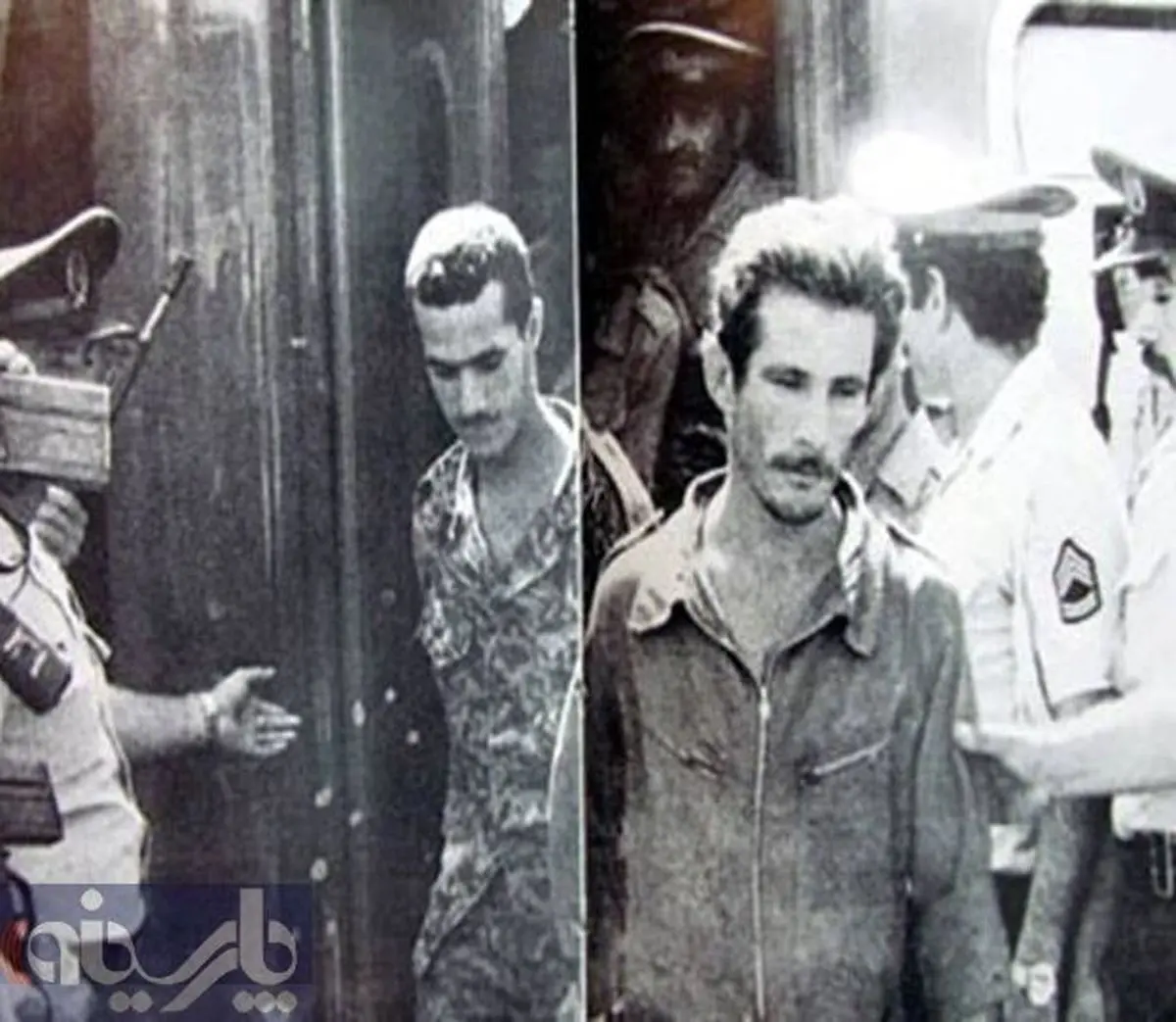 عکس:خلبانان اسیر عراقی هنگام انتقال به پشت جبهه