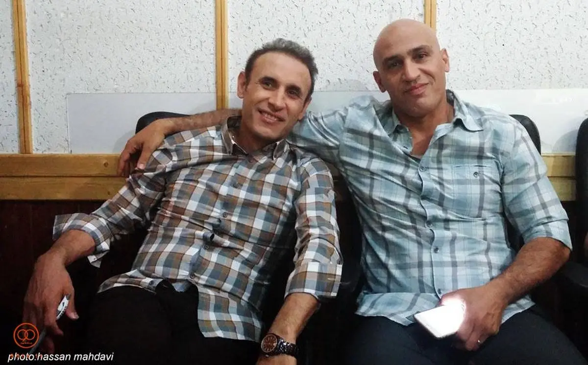 عکس یادگاری علی منصوریان و یحیی گل محمدی در پشت صحنه برنامه 90