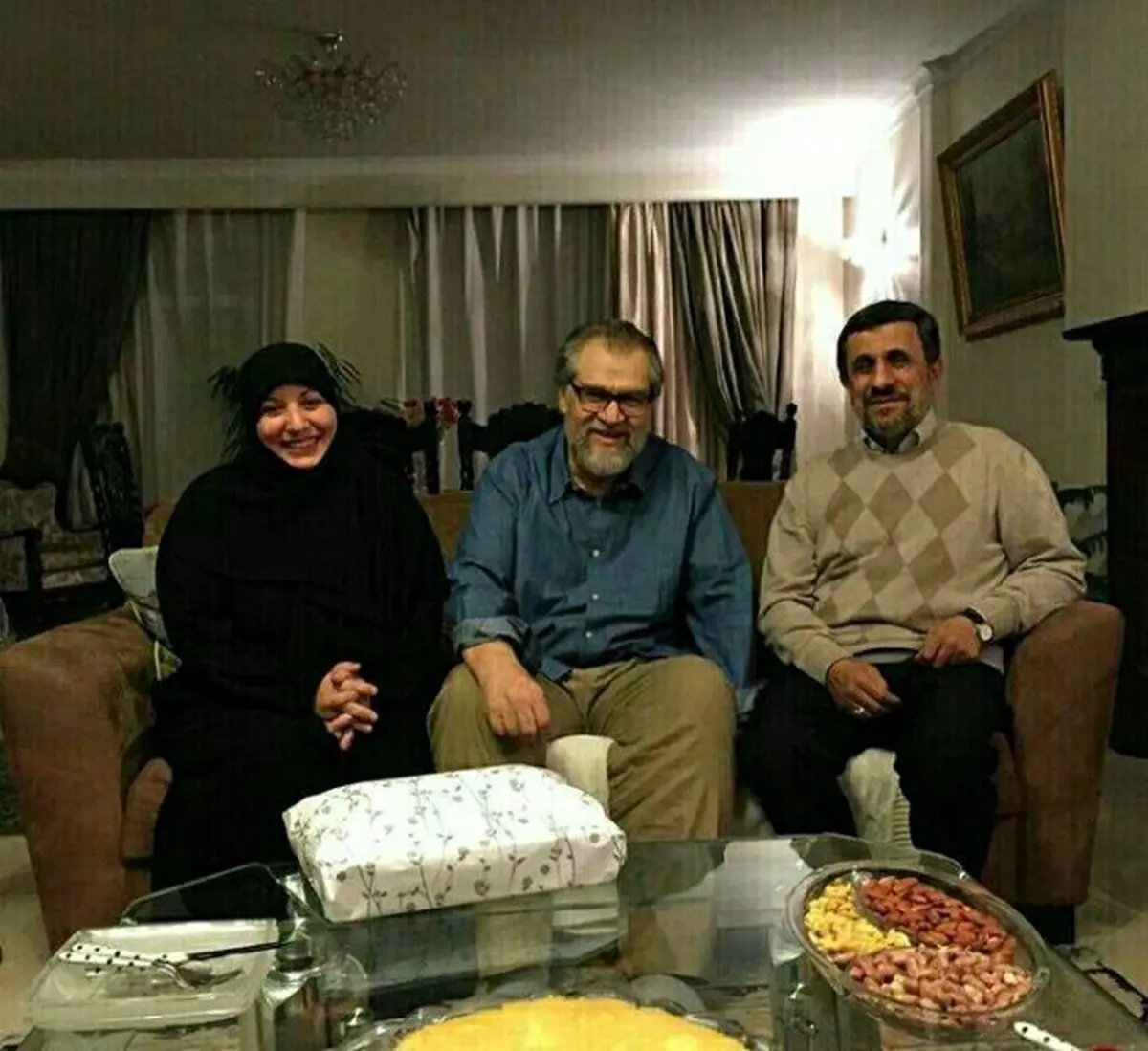 عیادت احمدی نژاد از کارگردان مشهور/ عکس