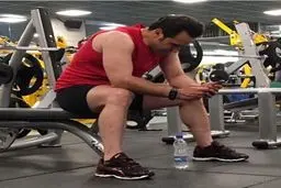 علی کریمی در باشگاه بدنسازی/ عکس
