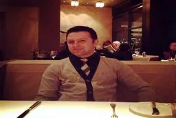 علی پهلوان، منتظر رسیدن غذایش است