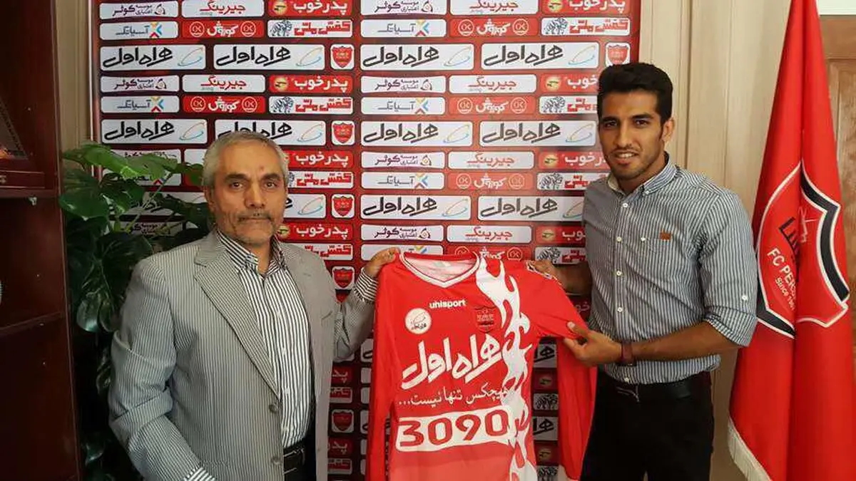 عکس یادگاری وحید امیری با پیراهن پرسپولیس