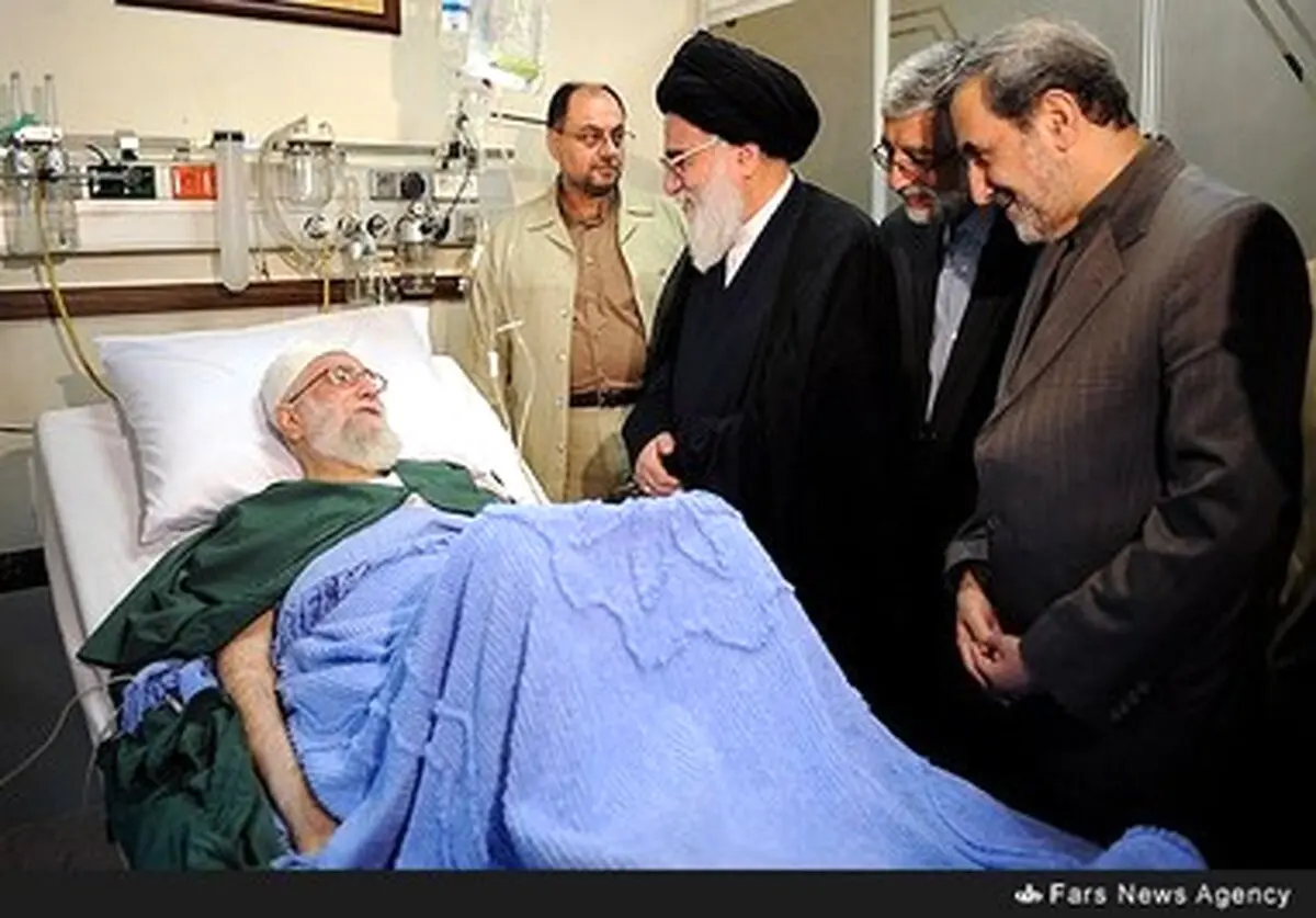 روایت تصویری از عیادت آیت الله هاشمی، برادران لاريجانی، احمدی نژاد، سيدحسن خمینی و... از رهبر انقلاب