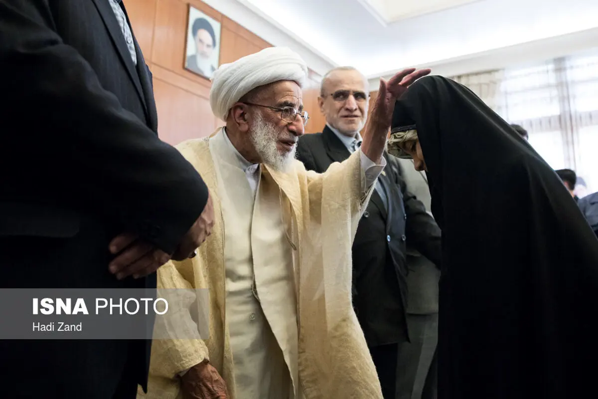 عکسی عجیب از آیت الله جنتی