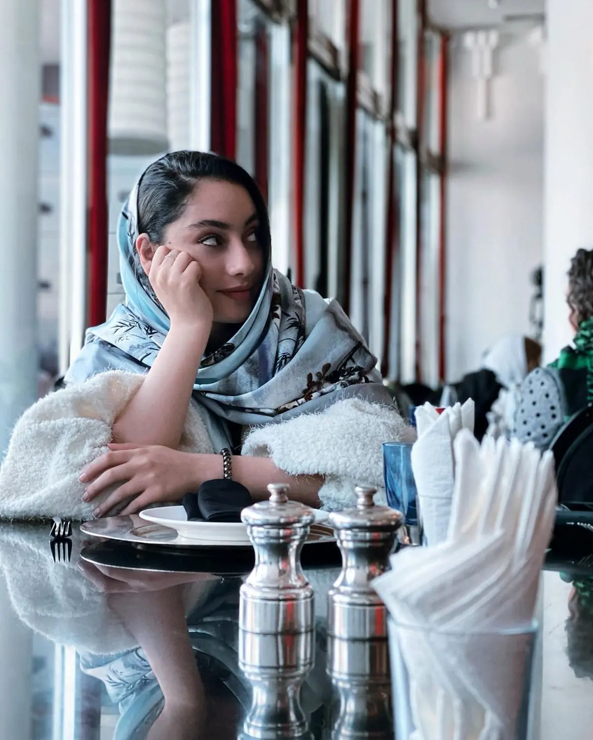 عکسی از ترلان پروانه در رستوران