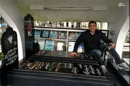 عابدزاده بر سر مزار سیروس قایقران/ عکس