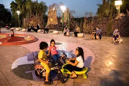 كمين خطر در بوستان آب و آتش + عكس