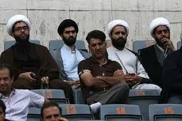 روحانی تماشاگر بازی استقلال/ عکس