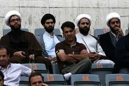روحانی تماشاگر بازی استقلال/ عکس