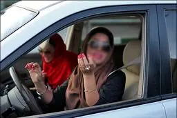 رفتار عجیب دختران در خودرو؛از انداختن روسری تا سگ گردانی و کشیدن سیگار+تصاویر