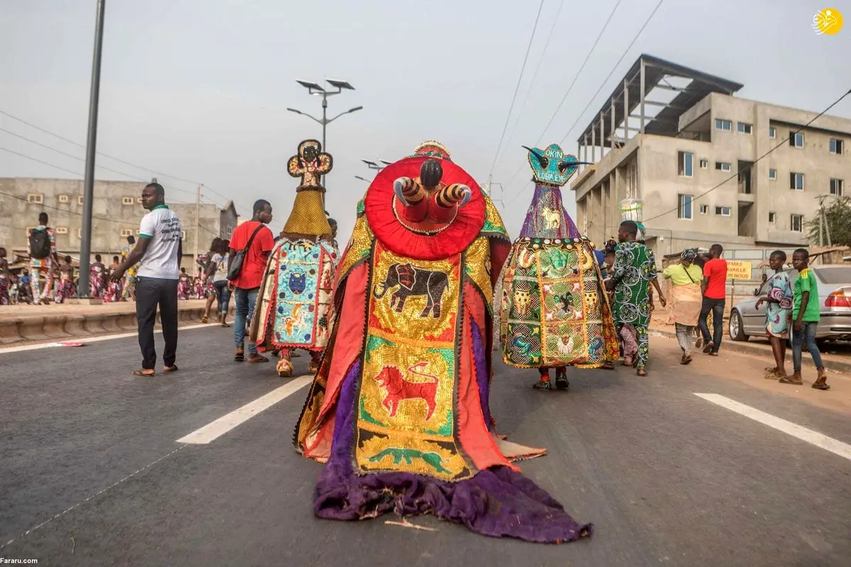 عکس / غول های عجیب در آیین تخیلی دینی در کشور بنین آفریقا