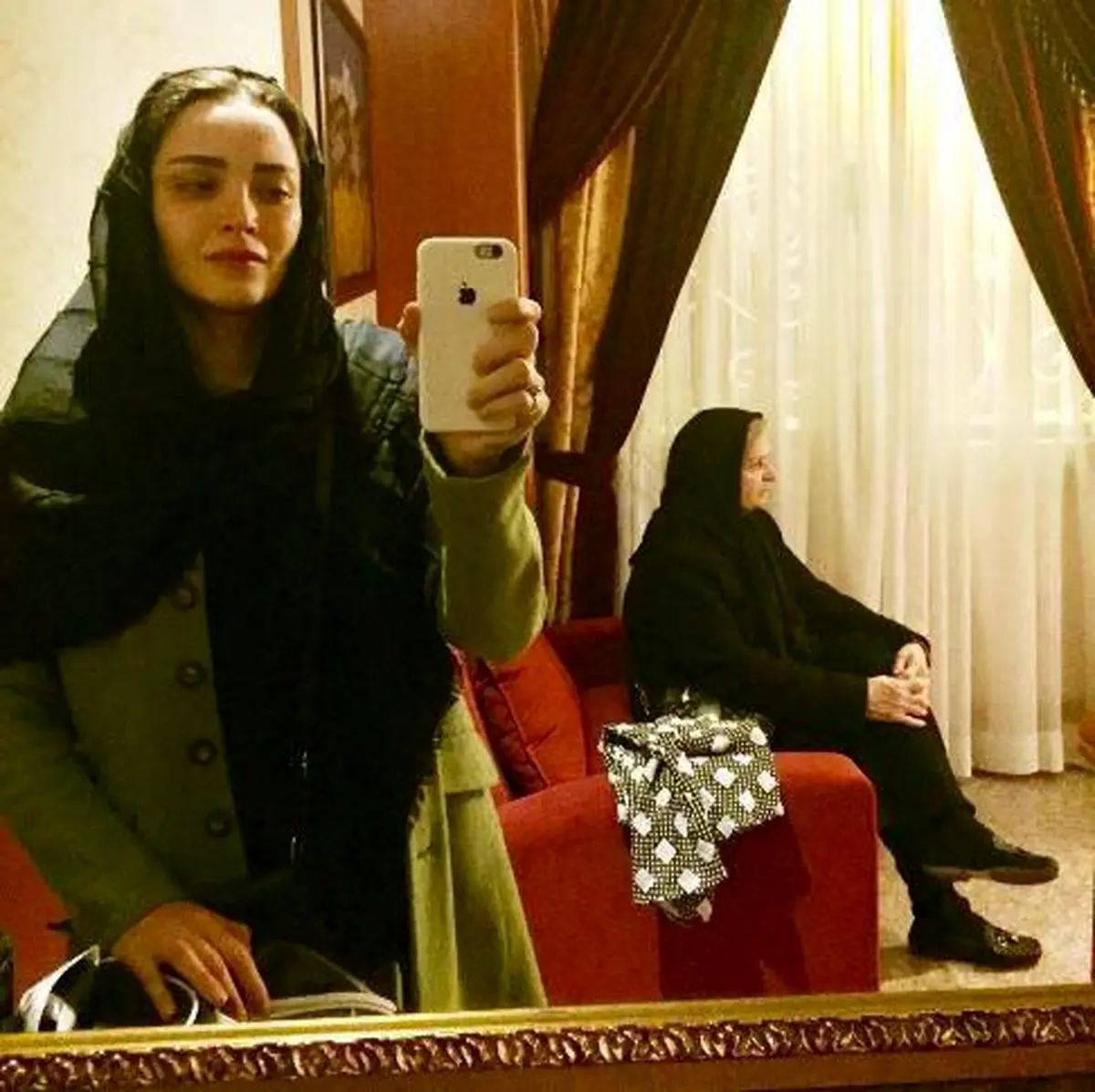 سلفی آیینه‌ای بهنوش طباطبایی در مشهد/عکس