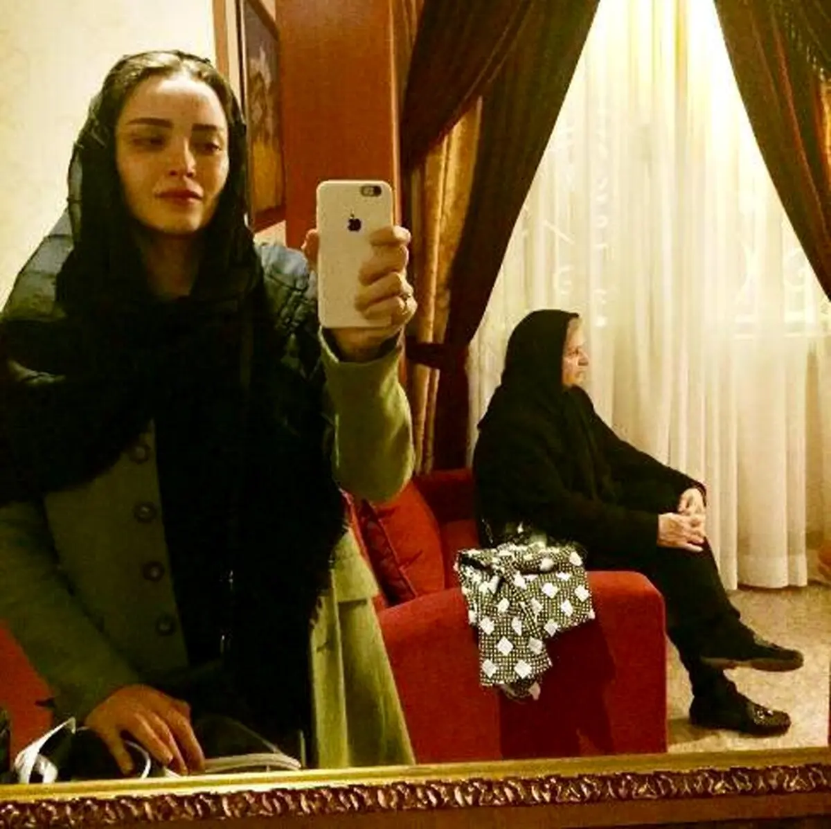 سلفی آیینه‌ای بهنوش طباطبایی در مشهد/عکس