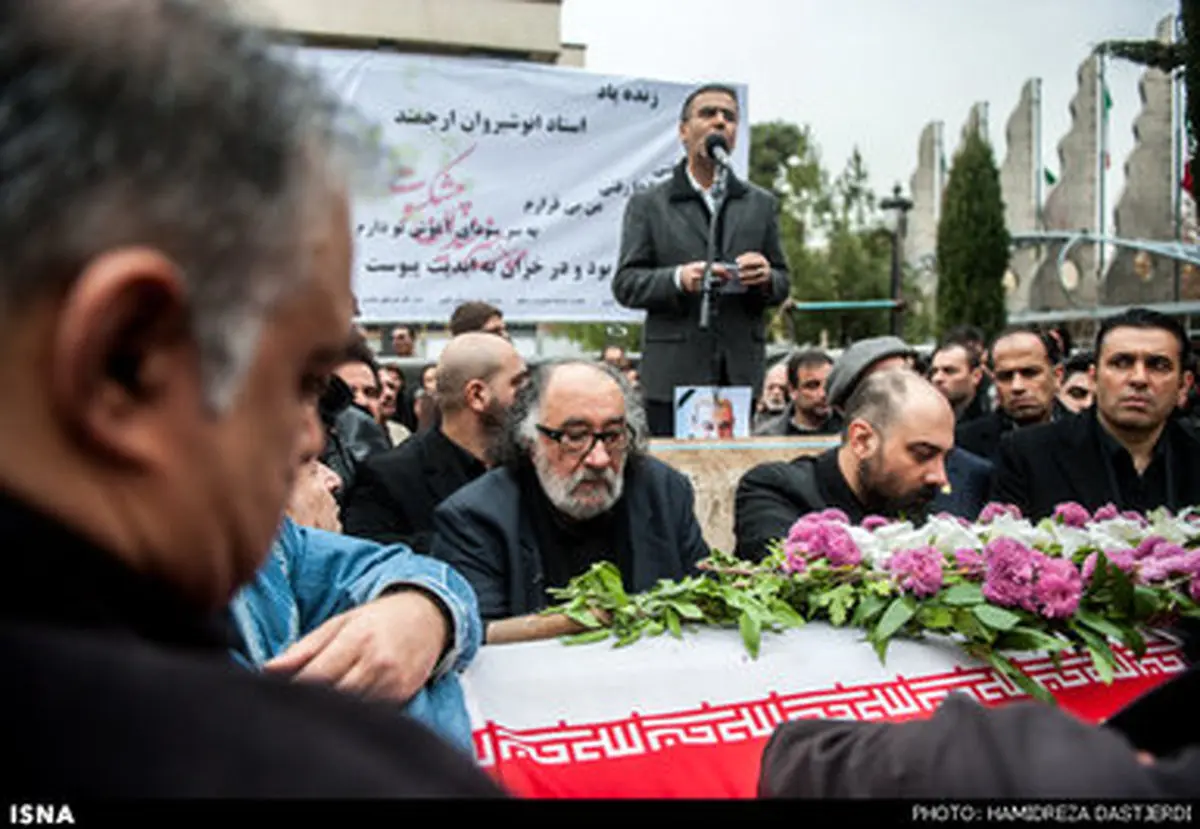 تشییع پیکر انوشیروان ارجمند با حضور مردم، اهالی سینما و سیاسیون/ تصاویر