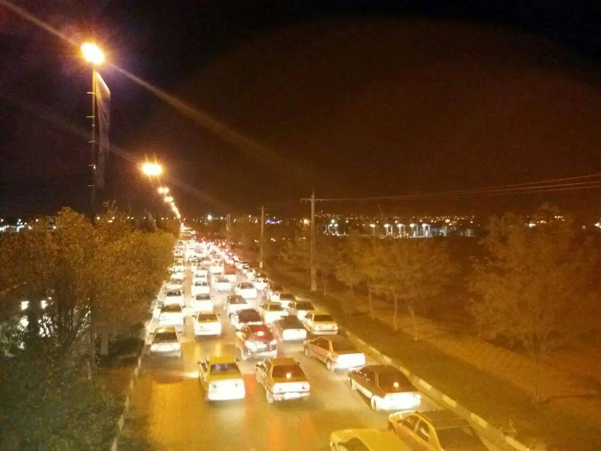 صف پمپ بنزین کرمانشاه پس از زلزله/عکس