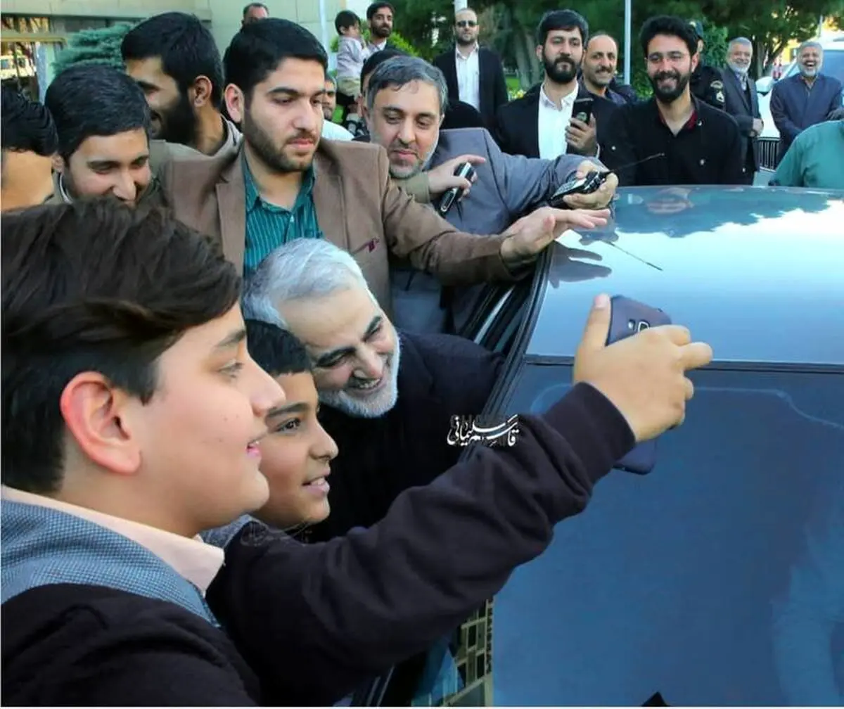 سلفی خندان حاج‌ قاسم با نوجوانان/عکس