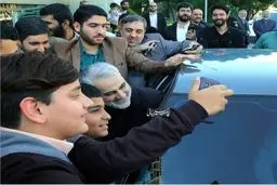 سلفی خندان حاج‌ قاسم با نوجوانان/عکس